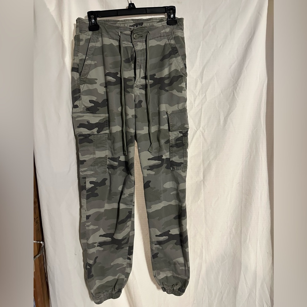 Women’s American eagle camo cargo pants size 6
